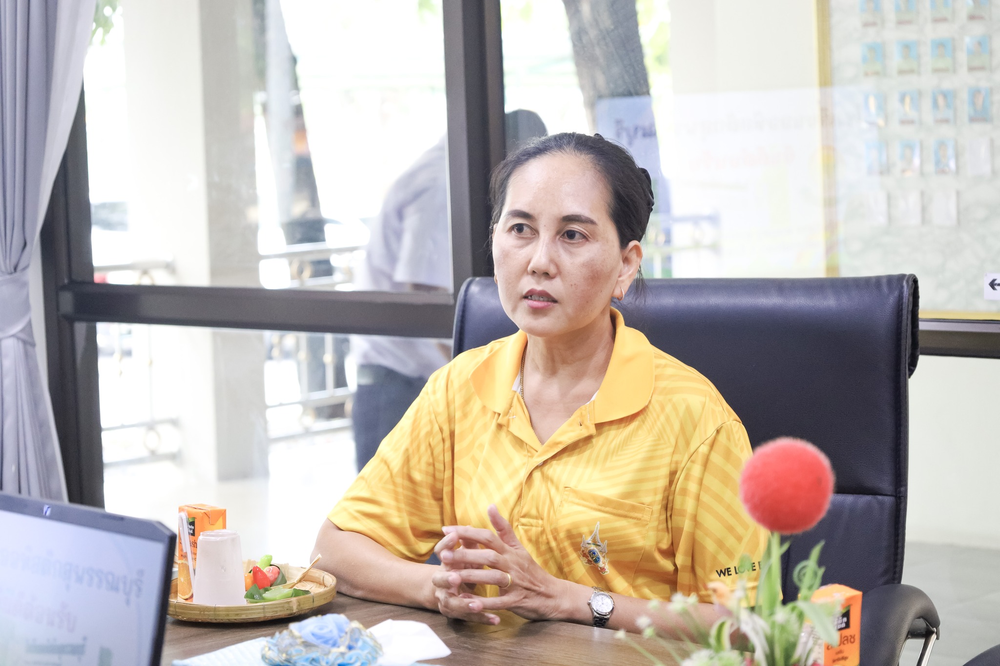 อาจเป็นรูปภาพของ 1 คน, ห้องข่าว และ ข้อความ