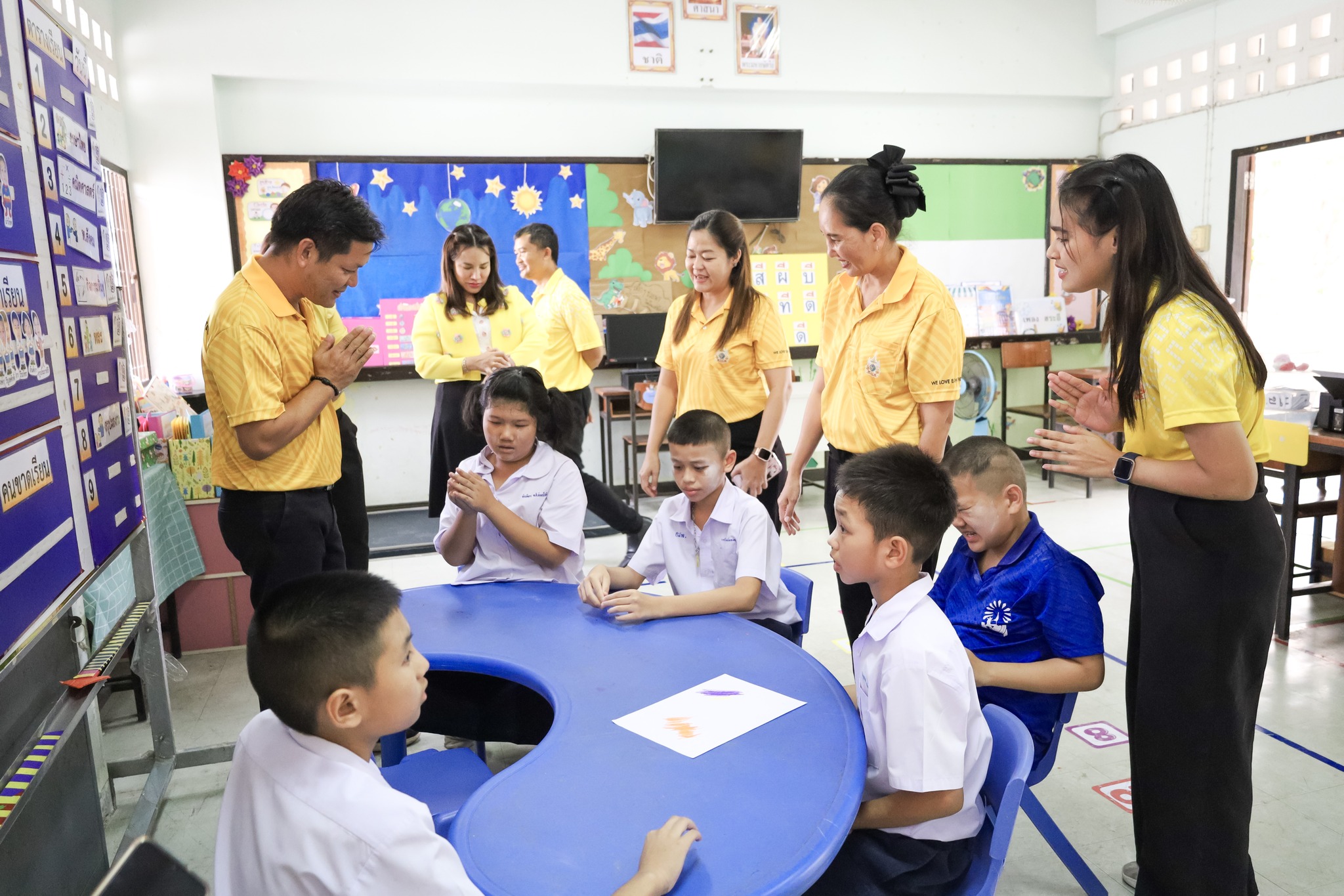 อาจเป็นรูปภาพของ 10 คน, ผู้คนกำลังอ่านหนังสือ, ของเล่นเด็ก และ ข้อความ