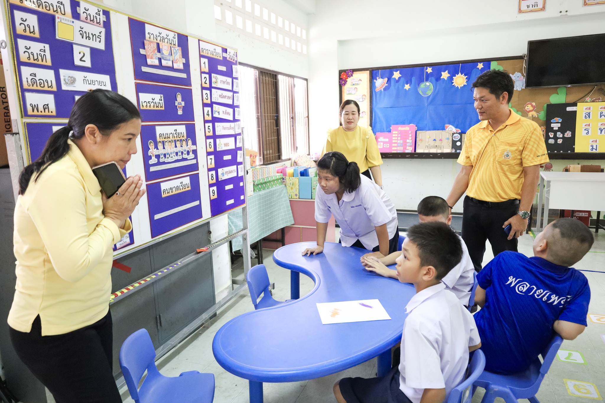 อาจเป็นรูปภาพของ 5 คน, ผู้คนกำลังอ่านหนังสือ, ของเล่นเด็ก และ ข้อความ